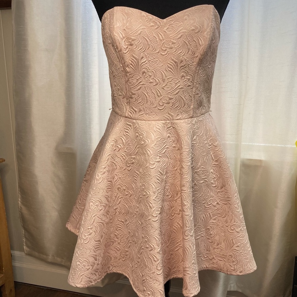 Forever 21 Strapless Corset Style Mini Dress Size M Pale Peachy Pink in Color.